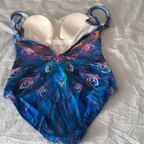 One peace swim suit. Women - Picture 2 of 10